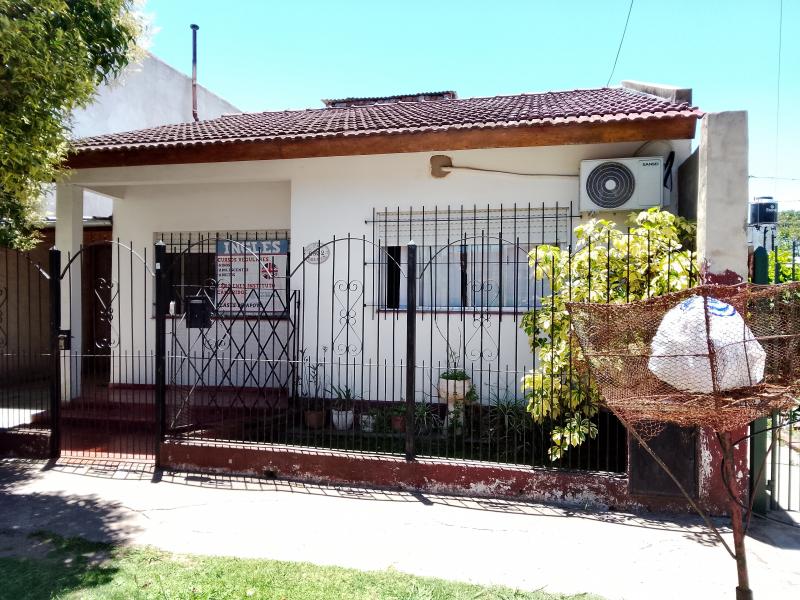 CASA CON DOS DORMITORIOS, DOBLE COCHERA CUBIERTA EN SAN MIGUEL